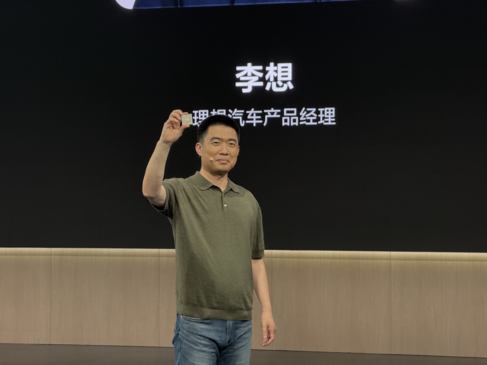 理想把具身智能讲透了！现场拆解6大AI功能，芯片、模型、智驾和座舱全覆盖