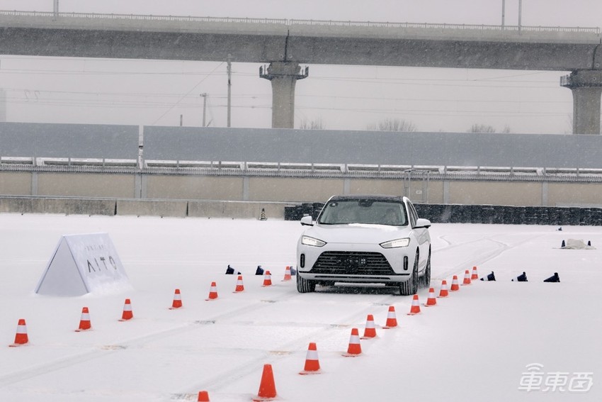 华为“造车”的逆袭之作？赛道首试问界M5