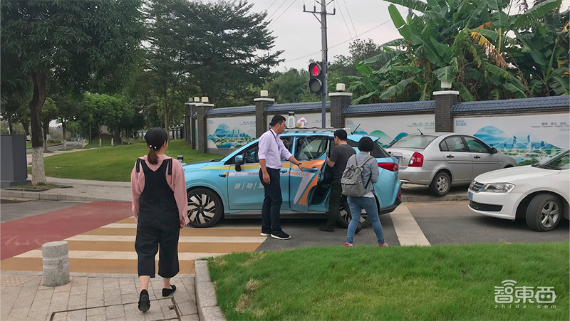实测国内首台自动驾驶出租车!打个电话就能坐