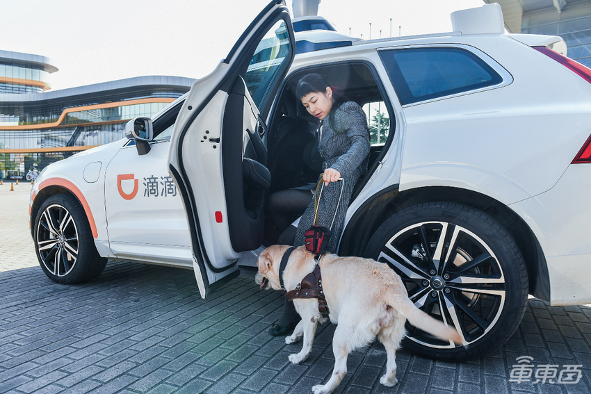 视障人士体验滴滴自动驾驶:未来有望“自己开”