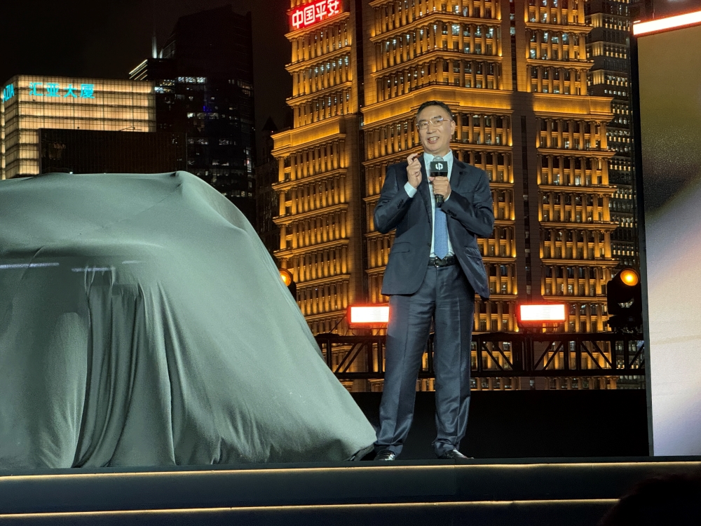 朱江明和费翔一起发零跑车皇!增程配80度大电池,“全身名牌”登场