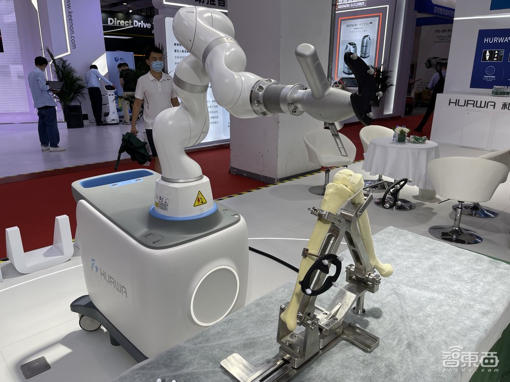 邓丽君现场“复活”！130只机器狗群舞，世界机器人大会7大亮点揭秘