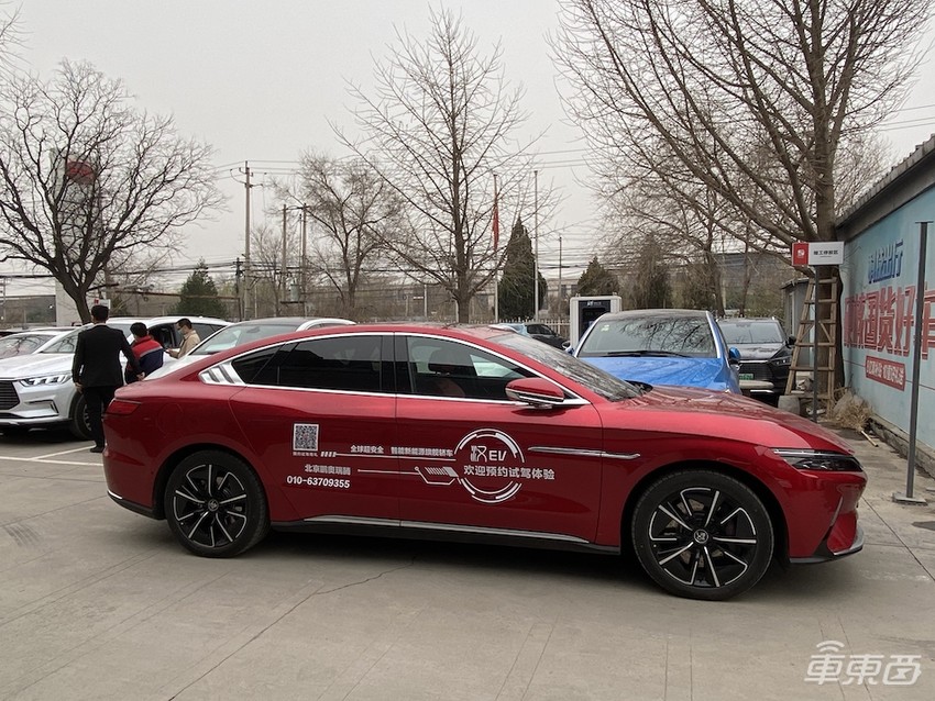 比亚迪汉创造销量神话背后：4S店全面对标Model 3，现场就能对比试驾