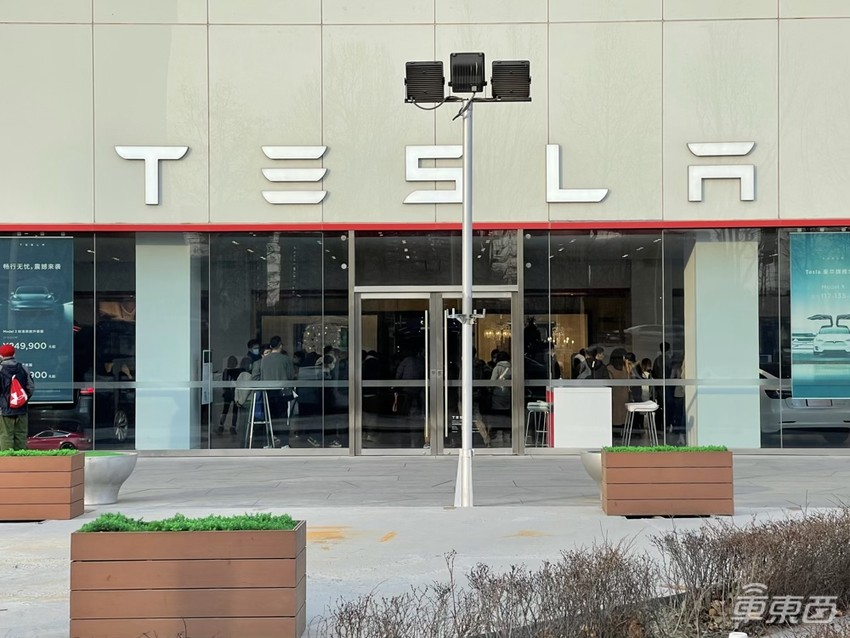 特斯拉Model Y有多火？每小时卖出200台，门店都挤爆了