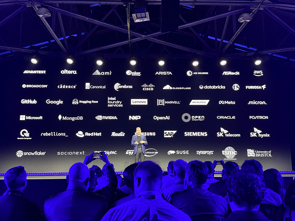 起猛了！Arm推出首个自研CPU，黄仁勋贴大脸发言