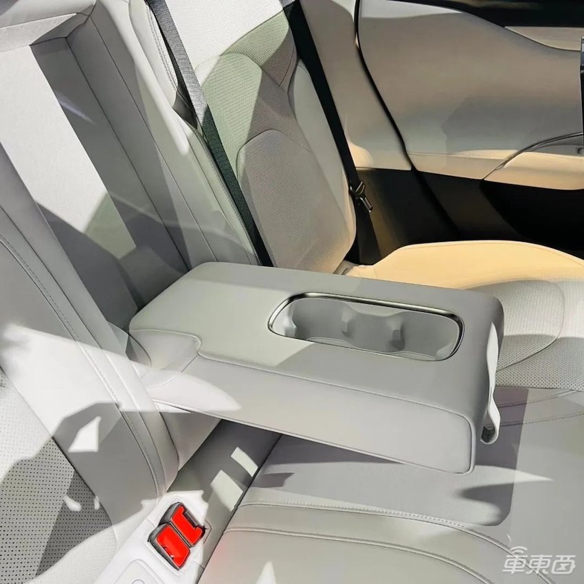 小米汽车内饰全曝光！原厂自带手机支架，实体按键回归