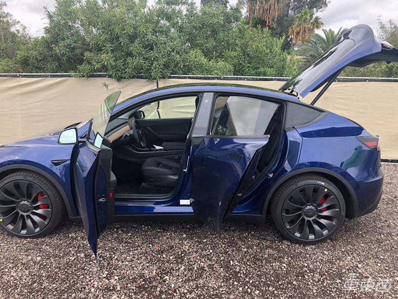 特斯拉Model Y低调交付！一文看完与Model 3十大不同【附视频】