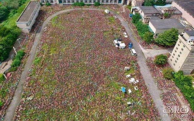 触目惊心的共享单车坟场!几十万辆被弃荒野无人管!