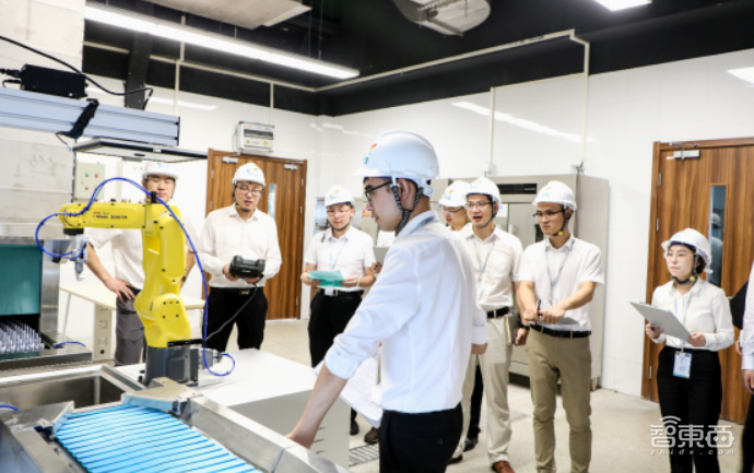 AI衣食住落地图鉴：灶台上炒菜、两天砌一栋房、还能看图织毛衣