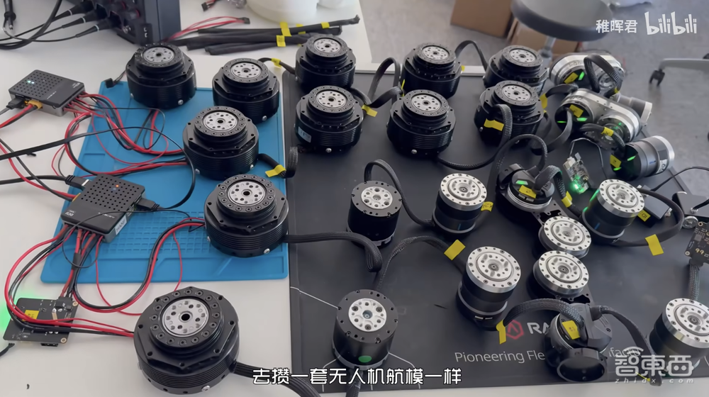 稚晖君两年憋出机器人绝活:骑自行车、葡萄缝针,还能组“哪吒完全体”