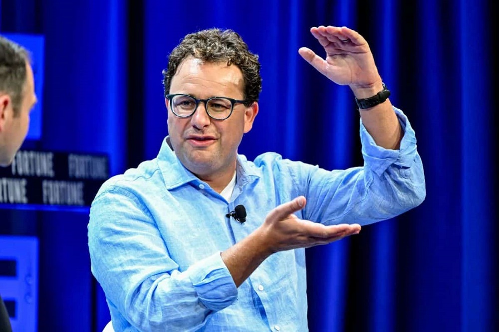 AI权力榜洗牌：梁文锋、任正非、王兴兴和黄仁勋，一起上榜了，华人力量攀升！