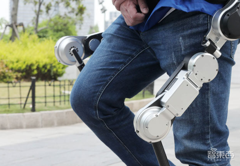 现实版《死亡搁浅》!外骨骼机器人送餐,外卖小哥背百斤重物轻松上楼