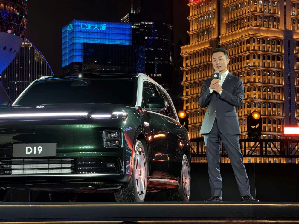 朱江明和费翔一起发零跑车皇！增程配80度大电池，“全身名牌”登场