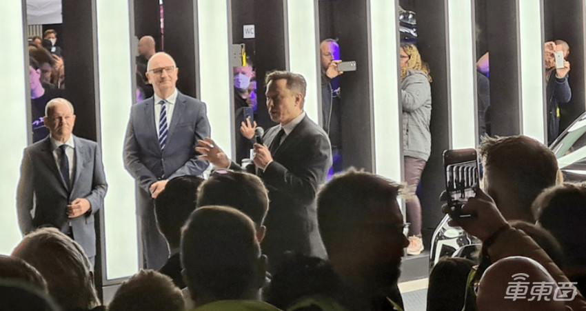 特斯拉柏林工厂正式交付！德国总理到场站台，马斯克再次激情起舞