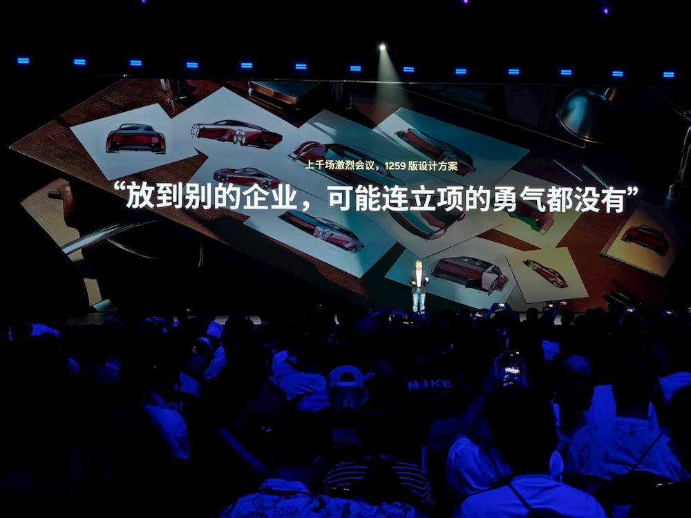 何小鹏像素级致敬雷军!全新P7赛道刷圈超SU7,送黄金车标,21.98万开卖