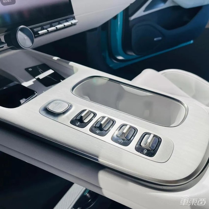 小米汽车内饰全曝光！原厂自带手机支架，实体按键回归