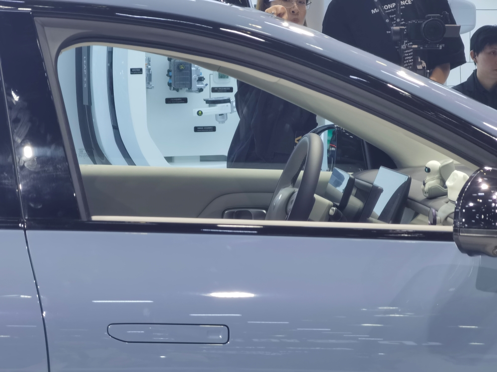 上海车展首日:雷军没来小米展台仍爆满,余承东预言新车“大爆”,何小鹏忙着遛“人”