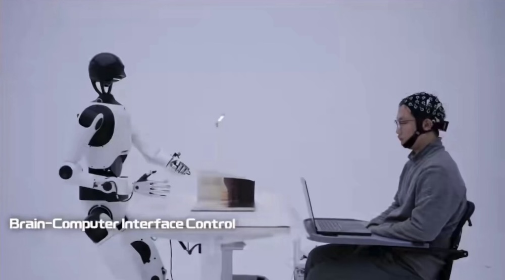 一段全尺寸人形机器人托马斯回旋视频，世界的目光转向中国