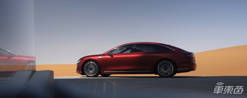 享界S9、问界新M5北京车展亮相，鸿蒙智行品牌全家福车型集中展示