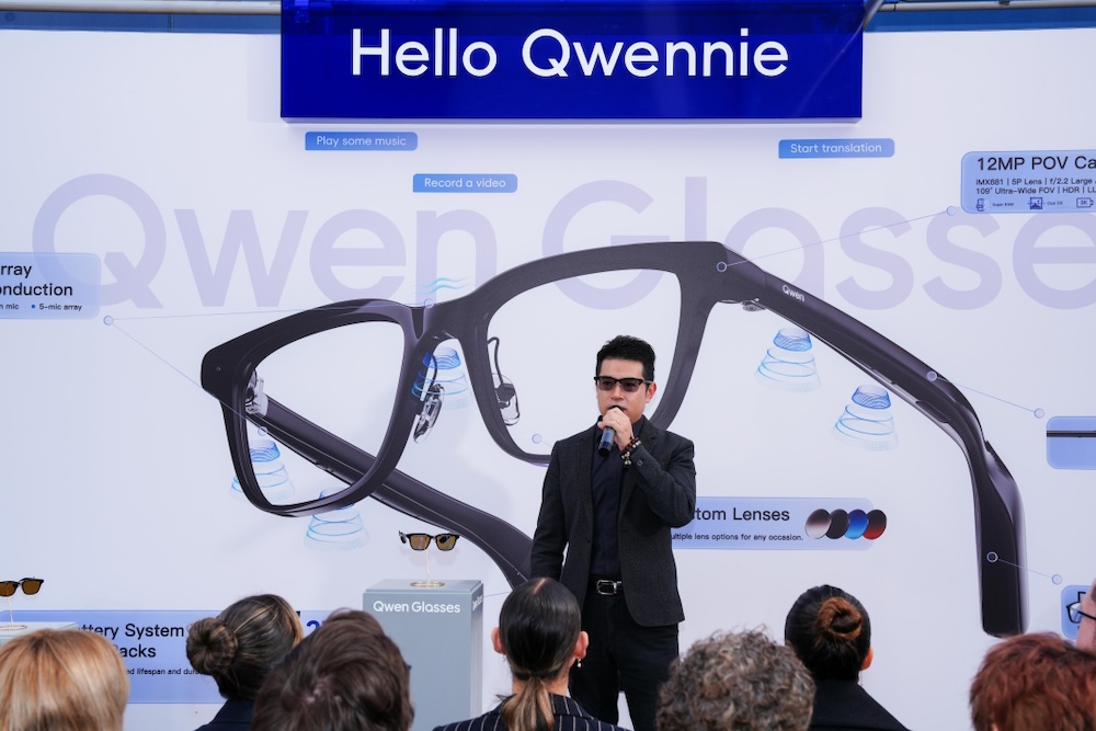 直面Meta,千问AI眼镜MWC全球发布展台“挤爆”!全能AI助手硬控老外