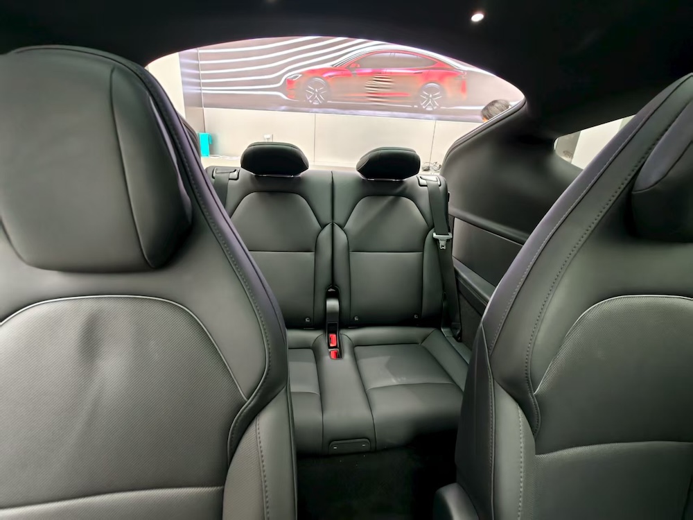 特斯拉Model Y L卖爆了!6天卖空一个月产能,工作日顾客挤爆门店,暴雨还来看车