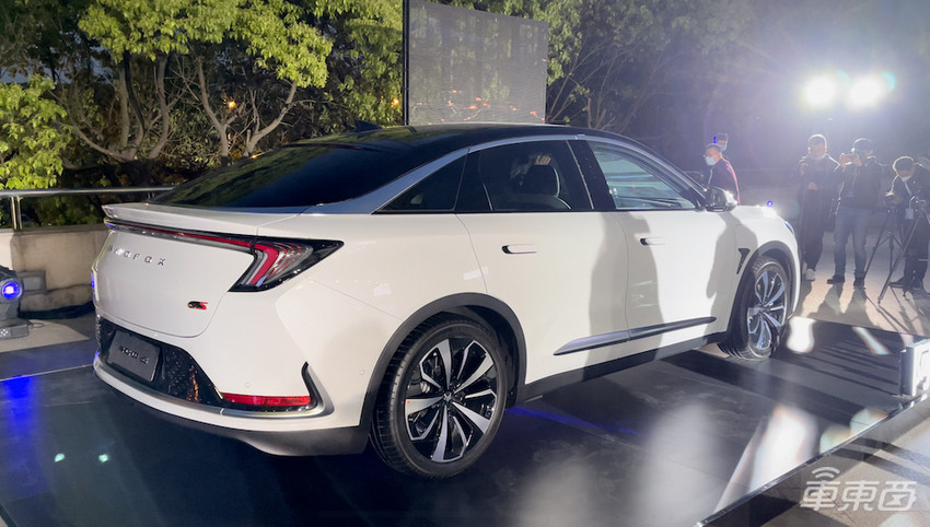 极狐阿尔法S上市:顶配超40万,搭载华为自动驾驶和智能座舱