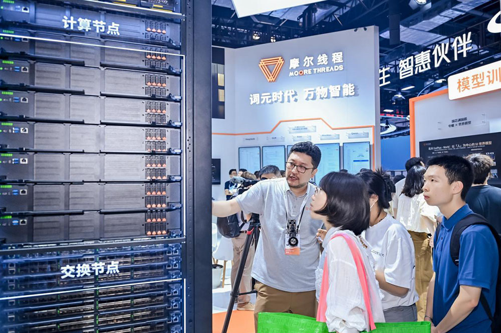 国产GPU训出世界模型,登上国际榜单,首提三大AI工厂