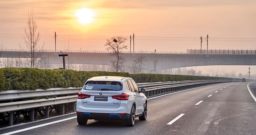 宝马首款纯电SUV、1300公里冬季自驾：这支公路电影专治焦虑