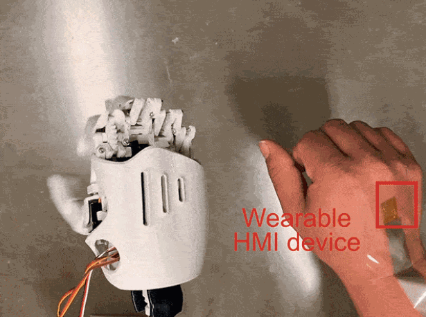 高科技版傀儡符！电子贴片实现双向通信，机器人实时模仿人类动作