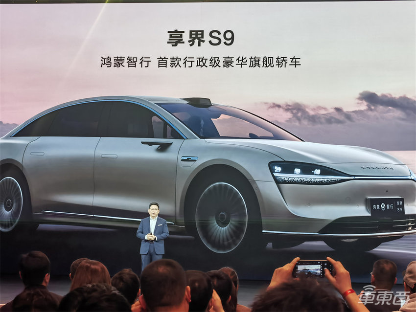 价格完全一样！问界新M5和理想L6贴身肉搏，余承东放话智驾比特斯拉更好