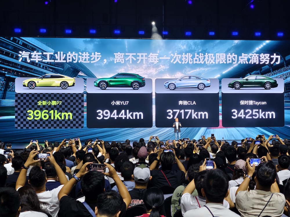 何小鹏像素级致敬雷军！全新P7赛道刷圈超SU7，送黄金车标，21.98万开卖