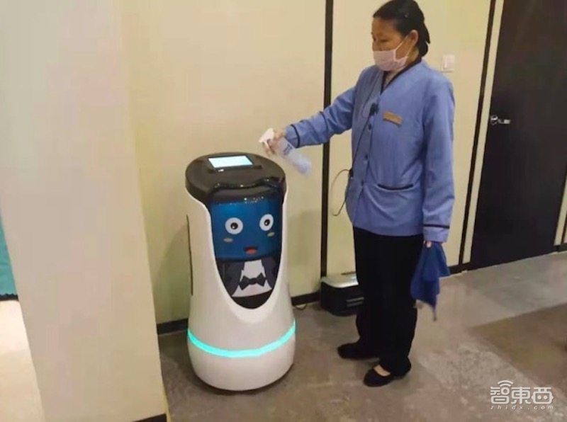 抗疫一线的户外机器人大军:测温、喊话24小时不休