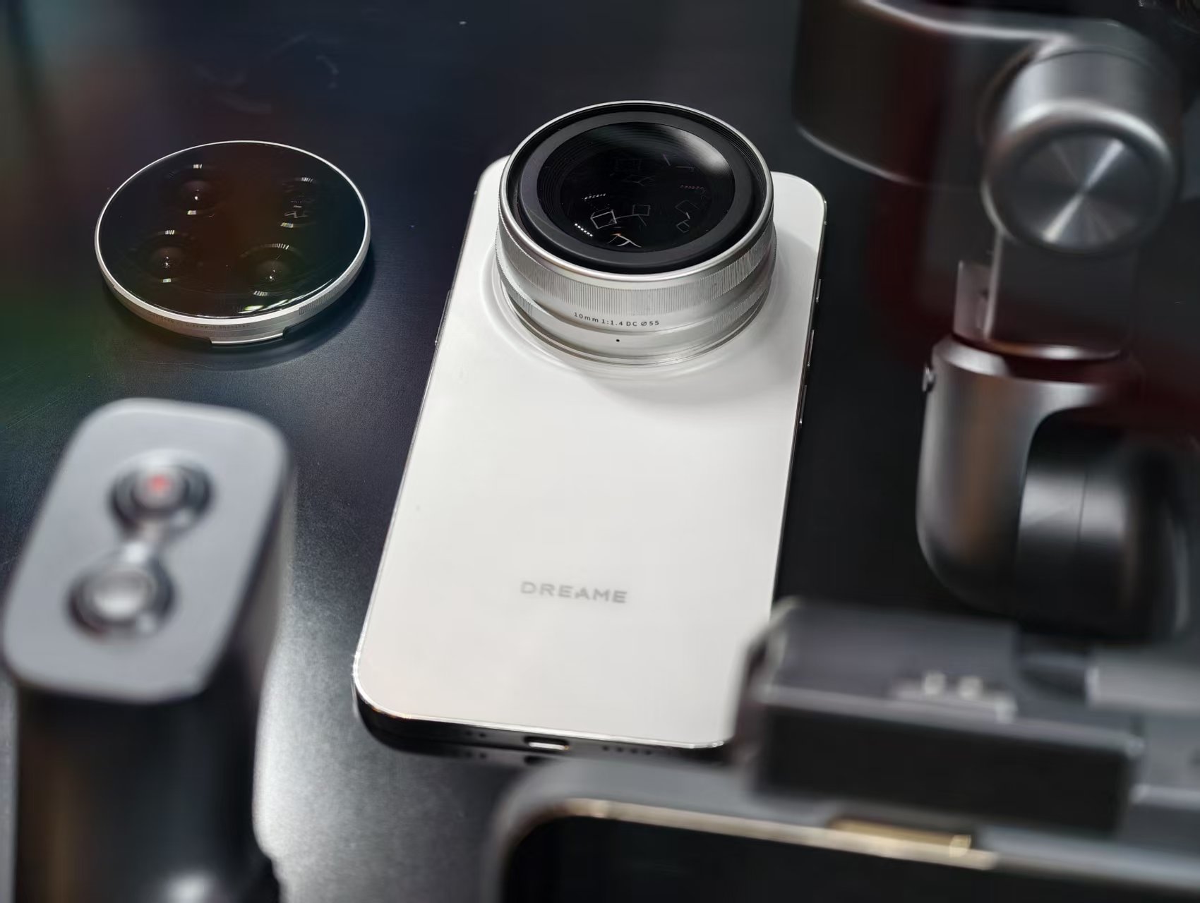 暴走两万步逛遍中国版CES！AI养龙虾、人形机器人火爆，追觅手机上手