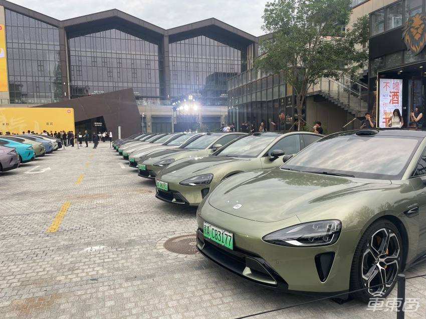 小米发布地表最强新车,贵到雷军都买不起!现场玩梗“军儿”,大秀漂移