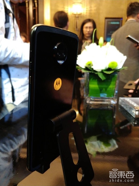 整套售价9999! 这是联想最贵最硬的MOTO手机