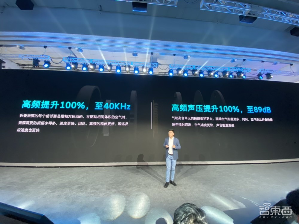 创维推两大杀手锏:4K电视可弯可直,8K电视用玻璃屏幕发声