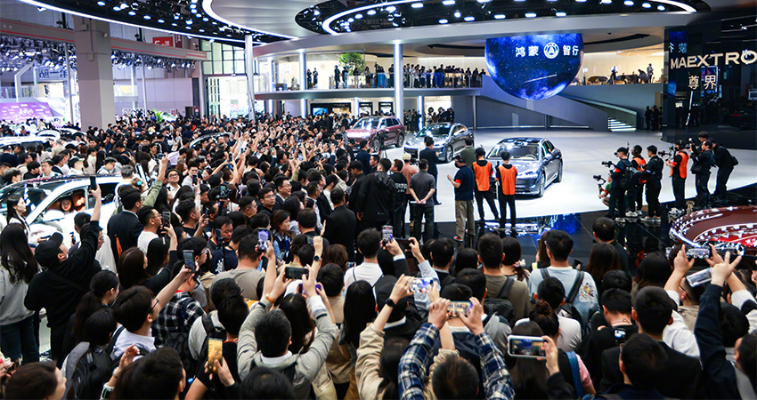 上海车展首日：雷军没来小米展台仍爆满，余承东预言新车“大爆”，何小鹏忙着遛“人”