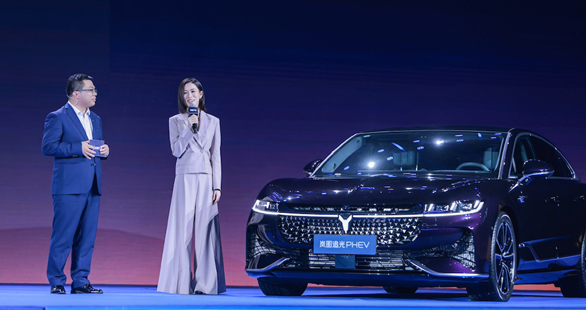 岚图追光PHEV 25.28万元起上市,纯电续航262km,支持高速NOA