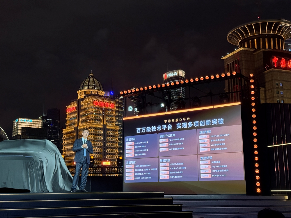 朱江明和费翔一起发零跑车皇！增程配80度大电池，“全身名牌”登场