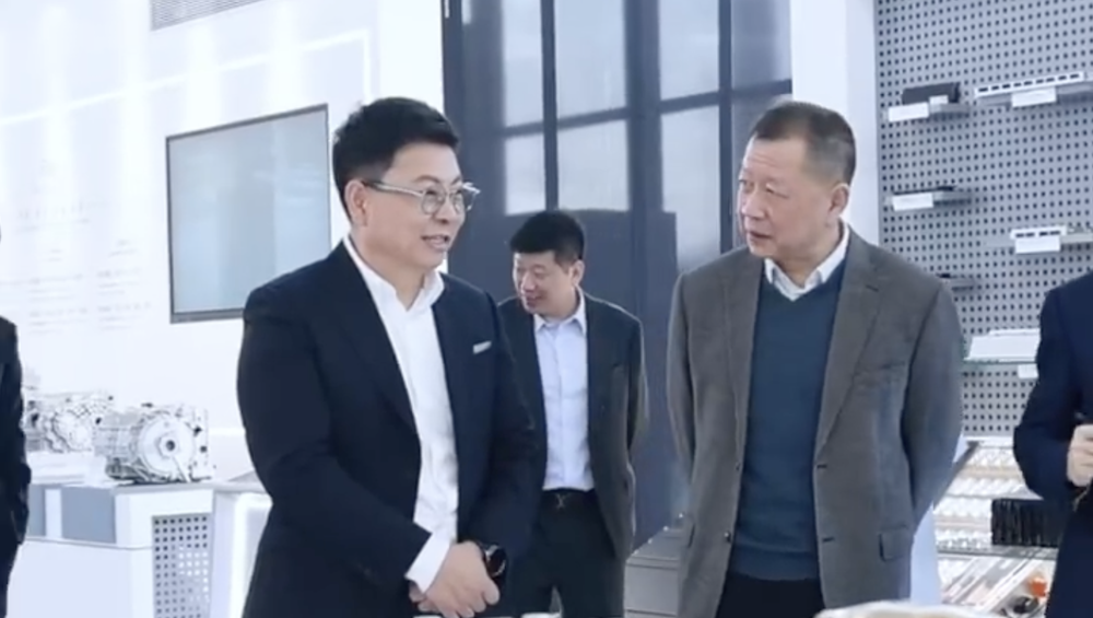 华为东风首款“境”系列新车谍照曝光！乾崑“全家桶”或上车，余承东刚带队拜访东风