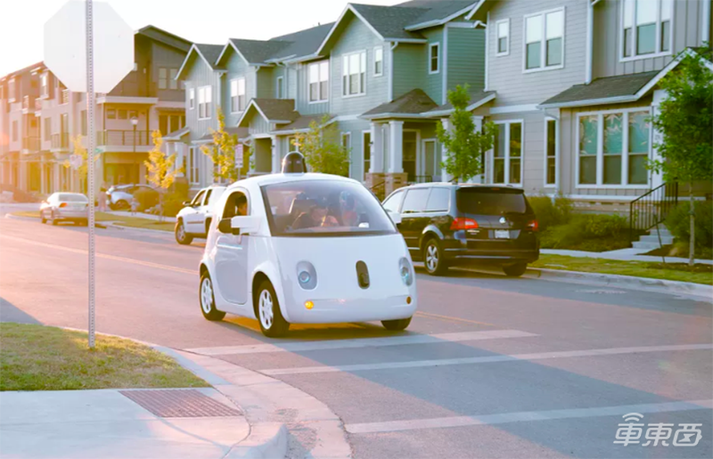 美国试乘谷歌无人出租：前排没司机，还会躲鸽子