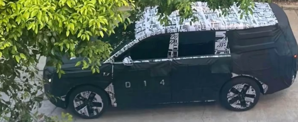 小米第三款车要来了！雷军胡峥楠亲赴新疆试车，多张谍照曝光