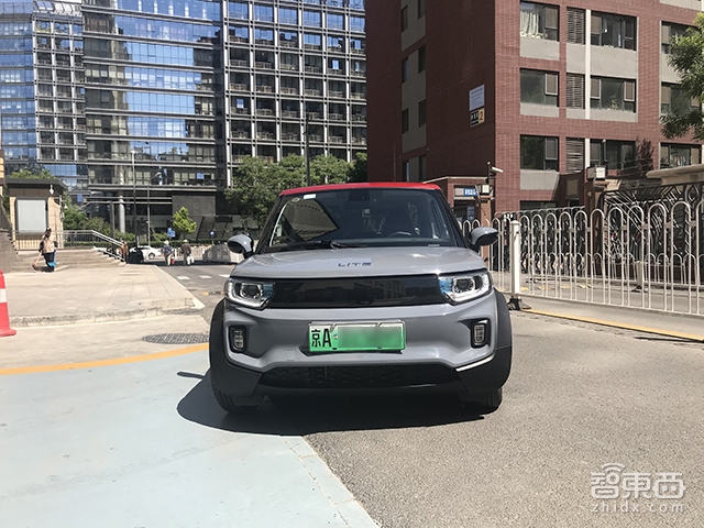 试驾“玩具车”LITE：售价10万比跑车拉风 一个车位能停仨！