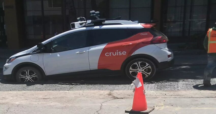Cruise无人驾驶出租车又闯祸了？驶入混凝土中，此前刚获得全日运营资格