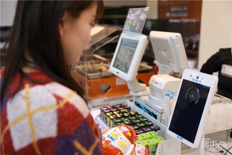 完全不用手机刷脸就能付！支付宝推新终端蜻蜓