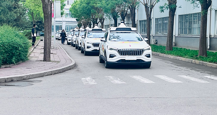 百度首批主驾无人车上路了,预计年底拿掉安全员