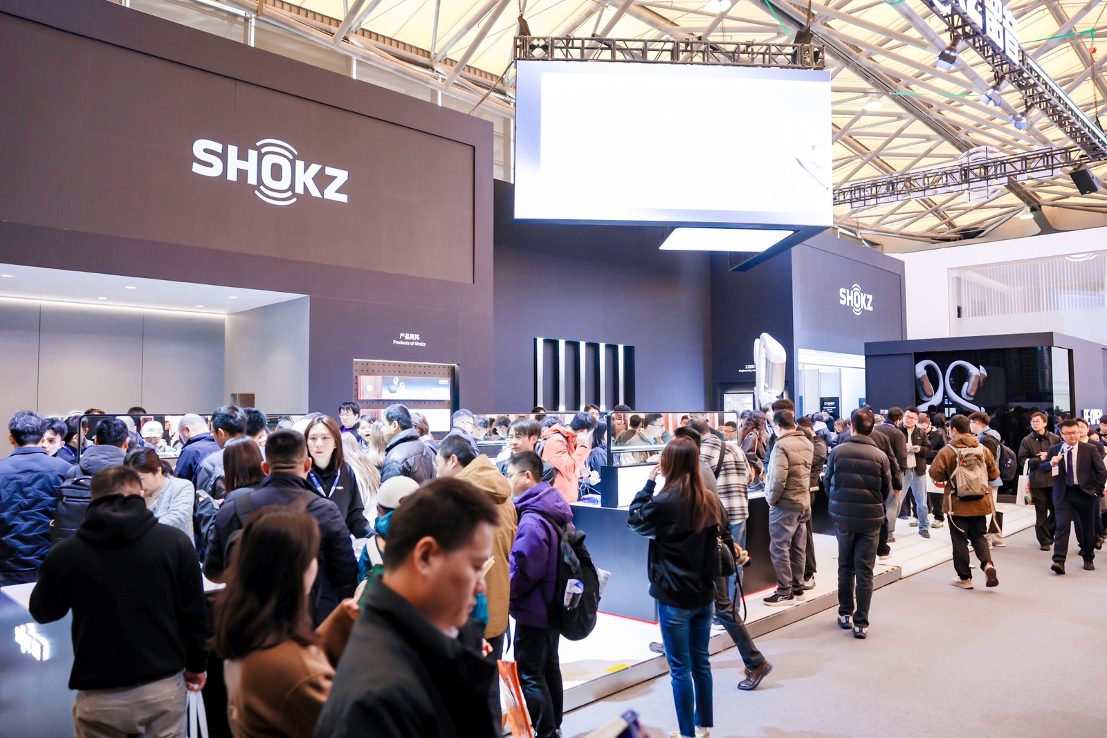 暴走两万步逛遍中国版CES!AI养龙虾、人形机器人火爆,追觅手机上手