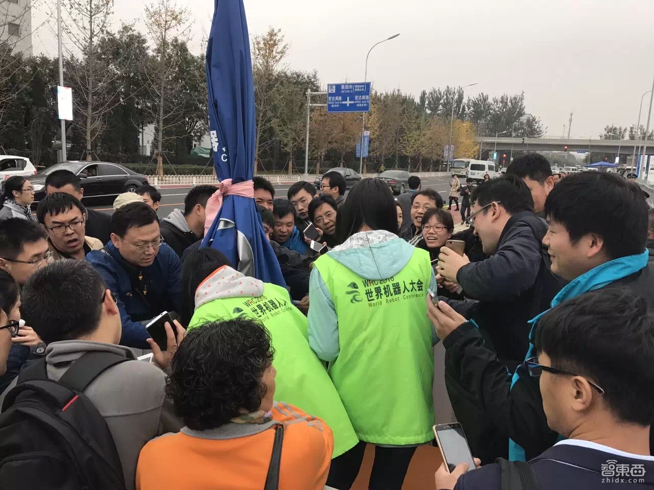 2016世界机器人大会逛展 这八家企业展示了行业的另一面