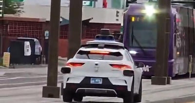 惊险一幕！Waymo无人车开上铁轨，乘客吓到弃车撤离