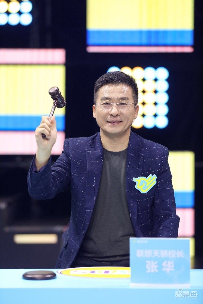 联想CEO化身潮流达人？摩托罗拉秀隔空充电，内置1600根天线